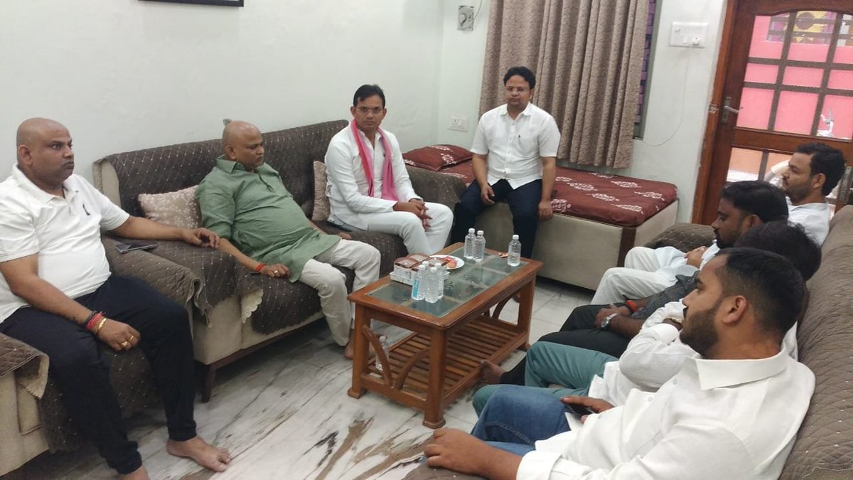 RamkaranNirmal's tweet photo. लखनऊ..
समाजवादी पार्टी के पूर्व प्रत्याशी (मलिहाबाद सु.) श्री सोनू कन्नौजिया जी के पूज्य पिता जी का विगत दिनों देहावसान हो गया था। आज उनके आवास पहुँचकर उनके दुःख में शामिल हुआ..

इस दुःख की घड़ी में पीड़ित परिजनों को दुःख सहने का संबल प्राप्त हो.. https://t.co/4fbG9OTxSs
