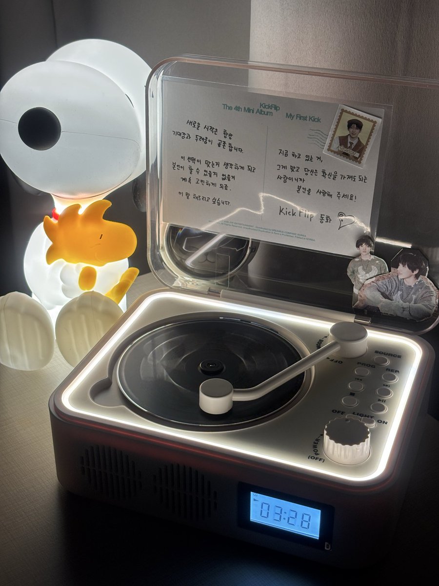 gyechic's tweet photo. 앨범 오억장 있는 분들 생일선물로 cd플레이어 받아보세여 내 돈주고 사긴 많이 안쓸 거 같아서 못사고 있었는데 받아서 쓰니까 기분 짱이에요
매번 앨범 사면 cd 얻다쓰지 했능데 신나게 cd 긁어모아서 지금 구오빠들 다 듣는 즁이에요😚😋 폰으로 듣는 거랑 달라서 좋아요 아 기분좋다 꺄륵 https://t.co/6VKLLXQdCU