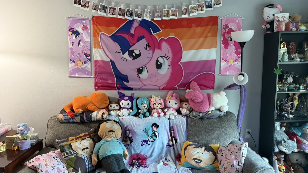 tokitaffy's tweet photo. can u tell two engaged autistic lesbians live here https://t.co/5qXbhaPznk