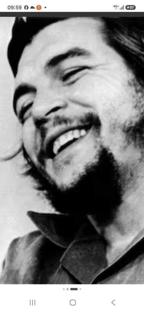 gcangiano's tweet photo. IMPENSADO HOMENAJE AL CHE GUEVARA

Aprovechando que se cumple un nuevo aniversario de su muerte, LOS DESAFÍO a que lean este homenaje al Che, escrito a poco de conocerse su caída en combate.
¿Quién pudo haberlo escrito? Se llevarán una sorpresa.
.......
El Che ha muerto. TODOS LO LLORAMOS. Una carta de un joven libertario decía: "aunque mataron al Che, su memoria vivirá. ¡LARGA VIDA AL CHE!"
Seguramente no lo dijo porque el Che fuera comunista. Los fines comunistas del Che no son lo que han convertido su nombre en símbolo y leyenda. Lo que convirtió al Che en una HEROICA FIGURA es que fue la viva encarnación del principio de la Revolución, más que cualquier otro hombre de nuestra época. Más que ningún otro hombre desde el ADORABLE anarquista ruso Mijail Bakunín, el Che obtuvo el título de "revolucionario profesional".
Formado como médico, siendo testigo de cómo la CIA fomentara la contrarrevolución en Guatemala a manos del golpista Castillo Armas, Guevara dedicó el resto de su vida a la Revolución. Primero en Cuba: allí encontró un ámbito prometedor donde, como todos saben, después de Fidel el Che fue el segundo en alentar y ganar la revolución.
El Che fue un notable revolucionario pero no fue un administrador destacado. Comprendiendo que ese trabajo no era su lado fuerte, abandonó Cuba para continuar con su carrera revolucionaria, alentando la lucha revolucionaria a lo largo de Latinoamérica. Pero antes de eso sintetizó su propia experiencia hasta convertirse en un distinguido teorizador de la lucha armada. Su libro "LA GUERRA DE GUERRILLAS" alcanzó la misma importancia que escritos de MAO y el general GIAP.
Los largos años en los que el Che desapareció encendieron la leyenda que crecía en torno a él. Una vez que los principios de la Revolución comenzaron a girar alrededor de su figura, el Che comenzó a olvidar su principio de que la revolución debía nacer de la conciencia indígena y de las dificultades de los campesinos. El Che sabía muy bien que él y un grupo de cubanos no podrían exportar la revolución, no podrían imponer la revolución ni al campesinado boliviano ni al venezolano, que no estaban preparados para la lucha. Pero el Che, CON SU HEROICO CORAZÓN, no pudo contenerse y salteó un montón de etapas, lanzándose romántica e imprudentemente a la aventura prematura del combate armado en Latinoamérica. Se informó que el cuerpo martirizado del Che fue llevado a Vallegrande, Bolivia, y un agente de la CIA corrió hasta allí. La CIA PUEDE RECLAMAR EL CUERPO DEL CHE, PERO NUNCA PODRÁ ENCADENAR SU ESPÍRITU.
El mejor homenaje al Che fue el conmovedor discurso de su compañero Fidel Castro quien declaró: "Los imperialistas cantan voces de triunfo diciendo que desalentarán la lucha revolucionaria, que quedará desacreditada por los hechos. Pero los imperialistas conocen el impacto de un ejemplo, y saben que aunque un hombre físico sea eliminado, su ejemplo nunca será eliminado"
(MURRAY ROTHBARD, primavera-otoño 1967, revista "Left&Right")
...
Recordemos que ROTHBARD es el prócer número uno de los libertarios y de Milei, quien ha bautizado "Murray" a uno de sus perros precisamente en homenaje a Rothbard.