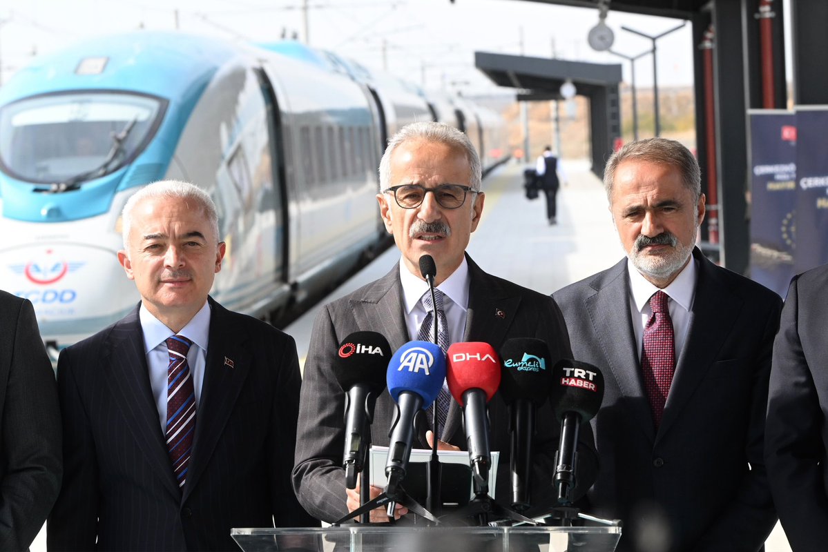 a_uraloglu's tweet photo. Yarın Cumhurbaşkanımız Sayın @RTErdogan’ın teşrifleriyle gerçekleştireceğimiz Çerkezköy-Kapıkule Hızlı Tren Hattı’na ilişkin son incelemelerimizi gerçekleştirdik. 🚆

153 kilometrelik hattımızla Trakya’yı hızlı tren konforuyla buluşturuyor, Türkiye’yi Avrupa demiryolu ağına yüksek standartlarda bağlıyoruz. 🛤️

Asya ile Avrupa arasındaki yük ve yolcu hareketini daha hızlı ve yüksek kapasiteli hâle getirerek ülkemizin küresel lojistikteki konumunu daha da güçlendiriyoruz. 🌍

Türkiye’yi demiryollarında bölgesel ve küresel bağlantıların merkez ülkesi yapacak eserlerimizi birer birer hayata geçiriyoruz. 🌿

📍Kırklareli

#TürkiyeHızlanıyor 🇹🇷