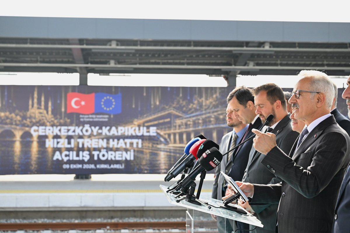 a_uraloglu's tweet photo. Yarın Cumhurbaşkanımız Sayın @RTErdogan’ın teşrifleriyle gerçekleştireceğimiz Çerkezköy-Kapıkule Hızlı Tren Hattı’na ilişkin son incelemelerimizi gerçekleştirdik. 🚆

153 kilometrelik hattımızla Trakya’yı hızlı tren konforuyla buluşturuyor, Türkiye’yi Avrupa demiryolu ağına yüksek standartlarda bağlıyoruz. 🛤️

Asya ile Avrupa arasındaki yük ve yolcu hareketini daha hızlı ve yüksek kapasiteli hâle getirerek ülkemizin küresel lojistikteki konumunu daha da güçlendiriyoruz. 🌍

Türkiye’yi demiryollarında bölgesel ve küresel bağlantıların merkez ülkesi yapacak eserlerimizi birer birer hayata geçiriyoruz. 🌿

📍Kırklareli

#TürkiyeHızlanıyor 🇹🇷