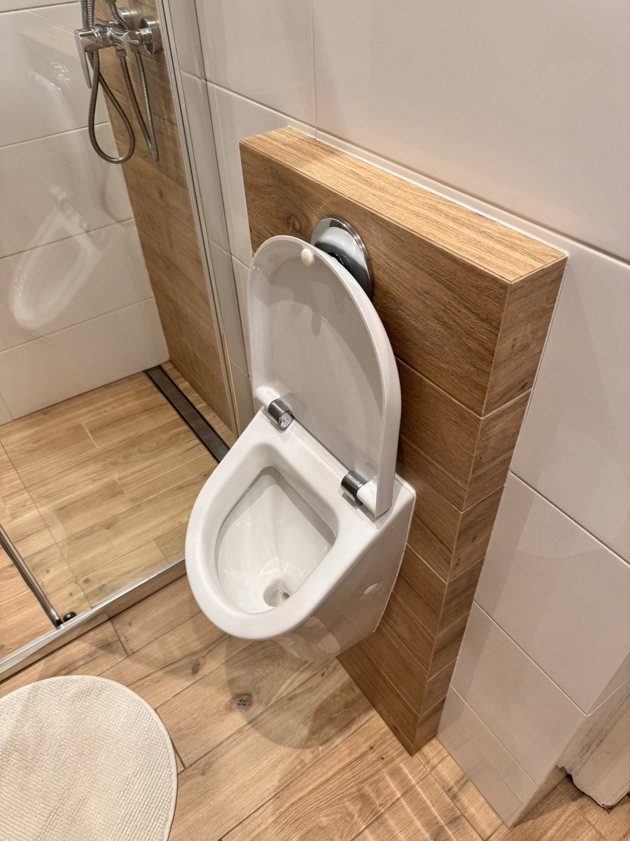 spursy_boggart's tweet photo. BnB only has a urinal. I don’t give a fuck man #deji https://t.co/c8cdL6lYGR
