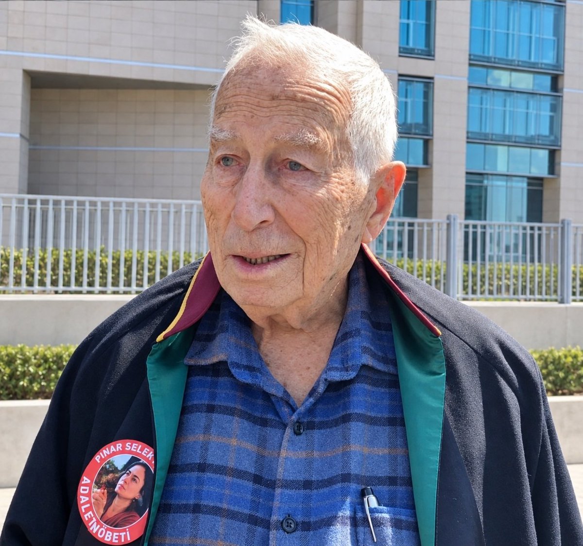 DEMGenelMerkezi's tweet photo. Hukuk ve insan hakları mücadelesinin değerli isimlerinden Alp Selek’i kaybetmenin derin üzüntüsü içerisindeyiz. 

Alp Selek’e rahmet, ailesi ve sevenleri başta olmak üzere tüm hukuk camiasına başsağlığı dileklerimizi iletiyoruz. 

Ömrünü ezilenlerin, işçilerin, halkların savunusuna adayan sosyalist hareketin emektarlarından Selek’in özgürlük ve adalet arayışı unutulmayacak.