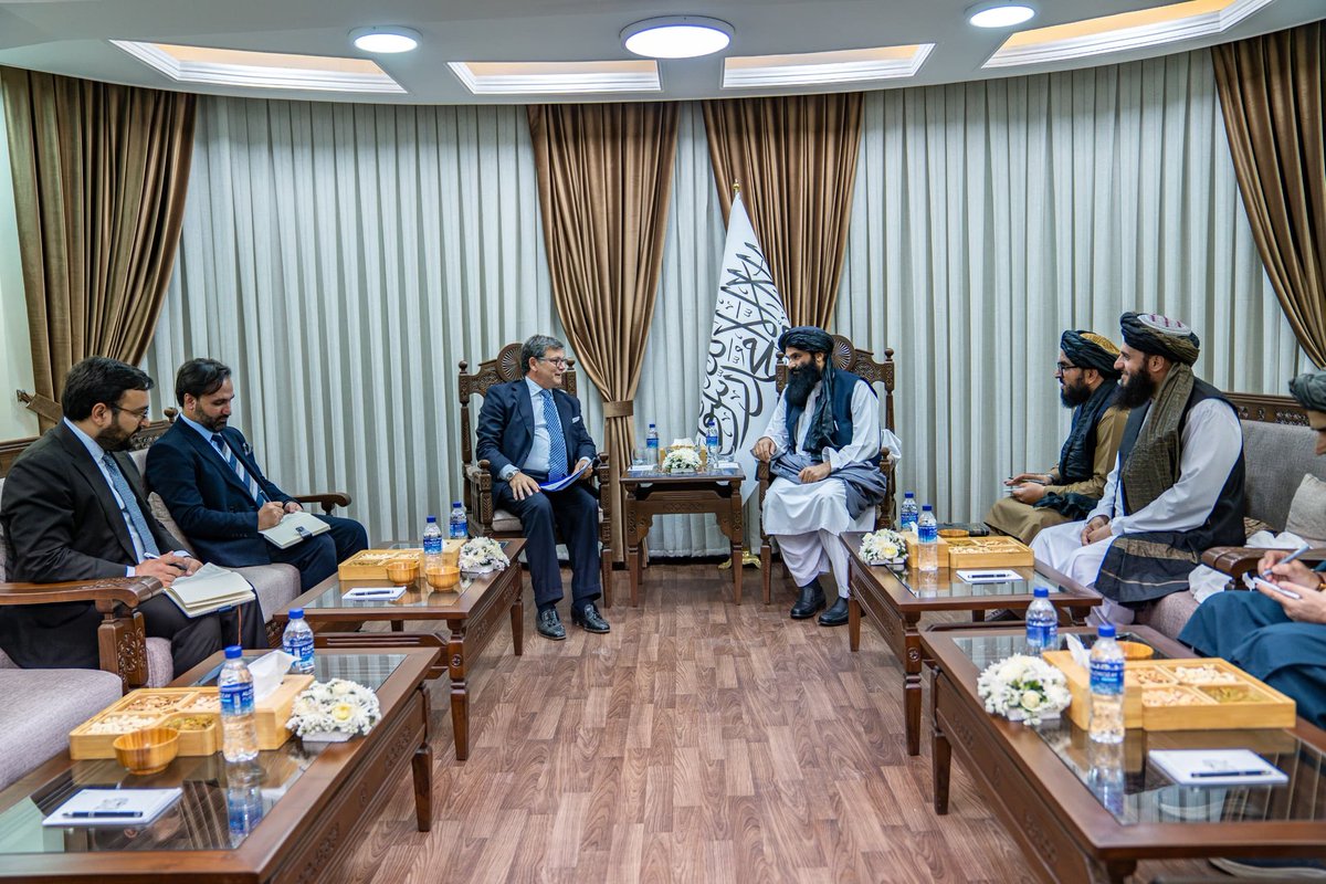 abdulmateenqani's tweet photo. د کورنیو چارو وزیر د اروپایي ټولنې له شارژدافیر سره وکتل

د کورنيو چارو وزير قدرمن خلیفه سراج الدين حقاني، د اروپايي ټولنې شارژدافیر نیکولا بیلومو ته په افغانستان کې دندې د پیل له امله ښه راغلاست ووایه، د افغانستان او اروپایي ټولنې تر منځ اړیکې یې مثبتې وبللې 
۱/۳ https://t.co/An6HwfhcbN