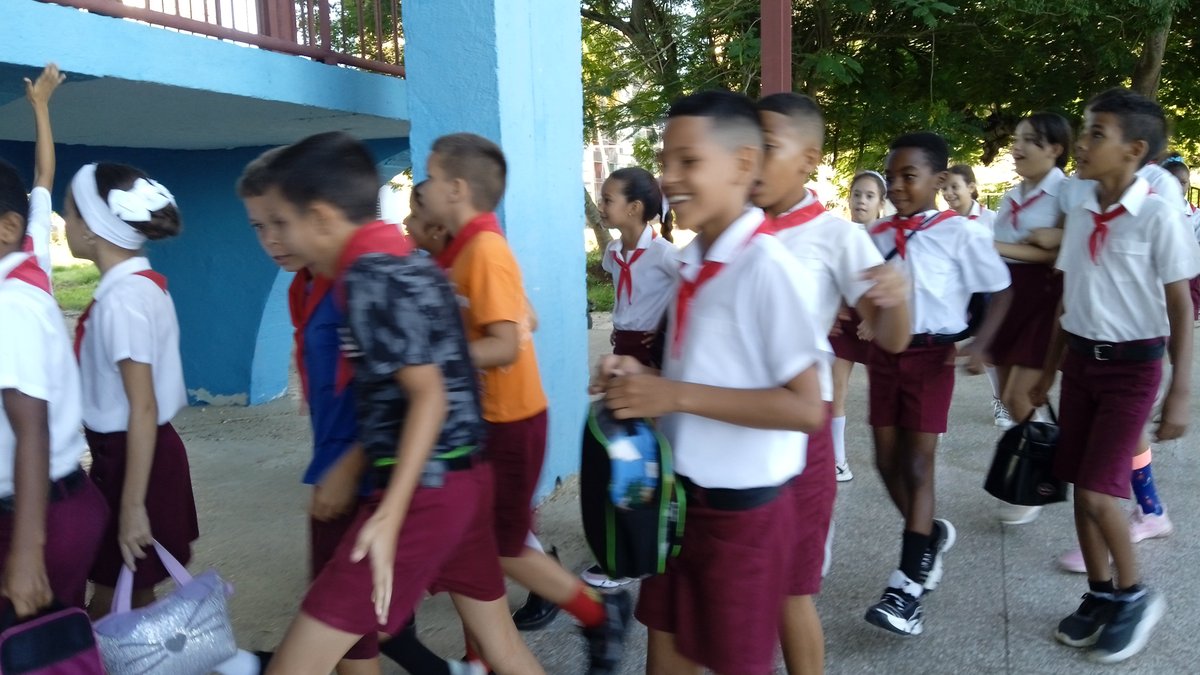 CEP_CAV's tweet photo. #CENCuba🇨🇺 
En #CiegodeAvila iniciará en minutos el cambio de grados y atributos pioneriles.  Digno homenaje a Camilo y Che en el inicio de su Jornada.
Q las dificultades, no borren la esperanza.
#CubaNoEsUnaAmenza, El bloqueo Sí. https://t.co/4a8AkXx2Wa