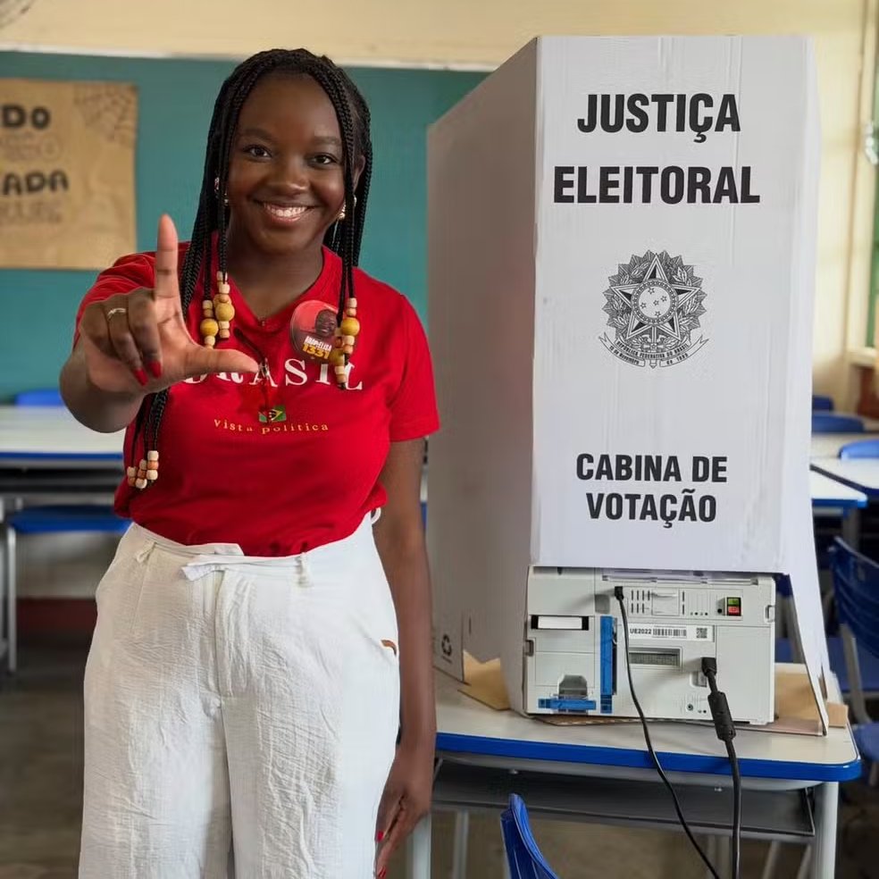 stagepopbr's tweet photo. 🚨GRAVE: Ana Elisa, deputada federal eleita pelo PT em Minas Gerais, recebeu ameaças de morte e estupro de autor que se diz supremacista branco. 

Na mensagem, o criminoso diz: "Nós não apenas toleramos mulheres pretas que acham que podem representar 'o povo' vestindo aqueles ternos ridículos e falando em tom alto sobre justiça social. Nós os desprezamos. E especificamente, nós desprezamos você."