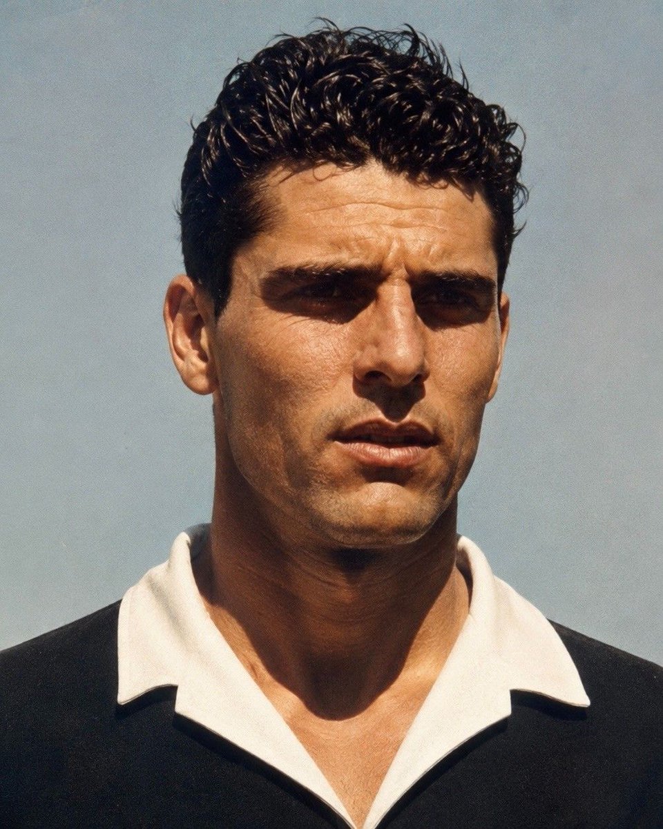 valenciacf's tweet photo. El Valencia CF lamenta profundamente el fallecimiento de Antonio Ramírez, exguardameta del Club en los años 50.

Desde el VCF queremos trasladar nuestro más sentido pésame a sus familiares, amigos y seres queridos.

Descanse en paz. https://t.co/AZoXPqpzoP