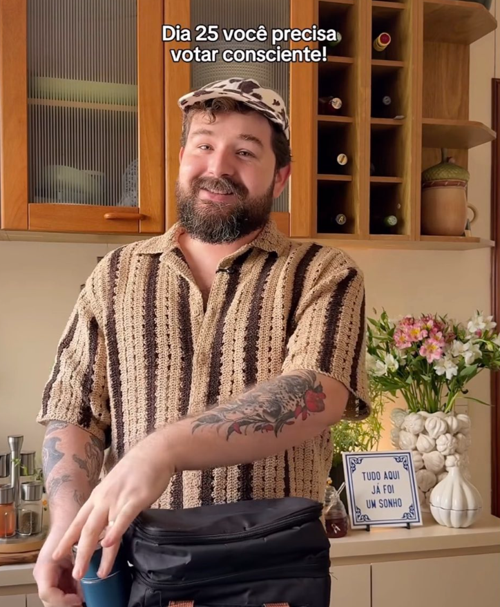 poptime's tweet photo. O influenciador LGBT+ Luiz Felipe Alves, o "divo da lancheira", rebateu seguidora bolsonarista, após fazer vídeo em apoio ao Presidente Lula:

Bolsonarista: "Pq não falou das acusações do Lula? 💚"
Luiz: "Grava aí e posta, seus 300 seguidores vão amar" https://t.co/MzFWYa8bGN