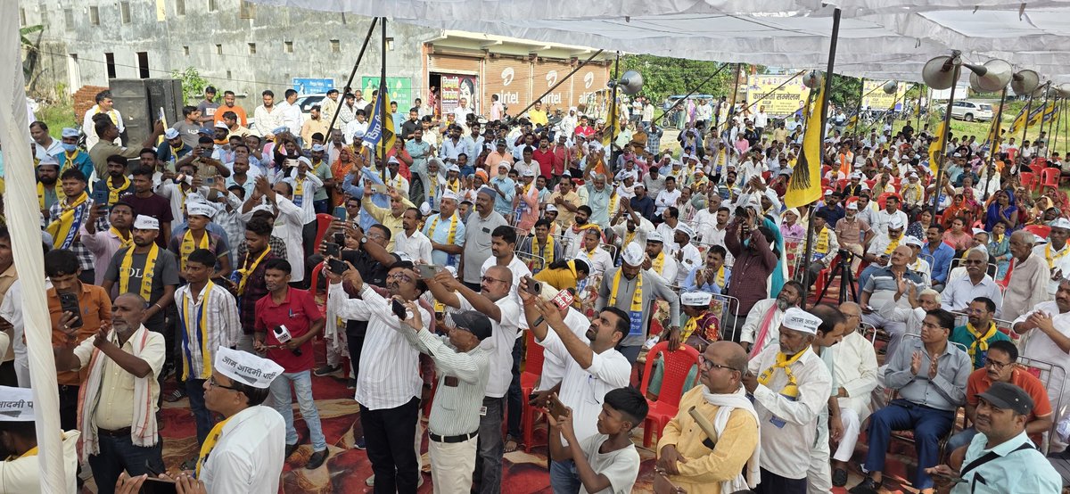 AAPUttarPradesh's tweet photo. बस्ती में परिवर्तन की गूंज! 🔥

हर्रैया विधानसभा में निवर्तमान प्रदेश अध्यक्ष @SabhajeetAAP जी के नेतृत्व में आयोजित कार्यकर्ता सम्मेलन को प्रदेश प्रभारी व राज्यसभा सांसद @SanjayAzadSln जी ने संबोधित किया। 

हज़ारों कार्यकर्ताओं की मौजूदगी और जोश बता रहा है कि उत्तर प्रदेश बदलाव के लिए तैयार है!