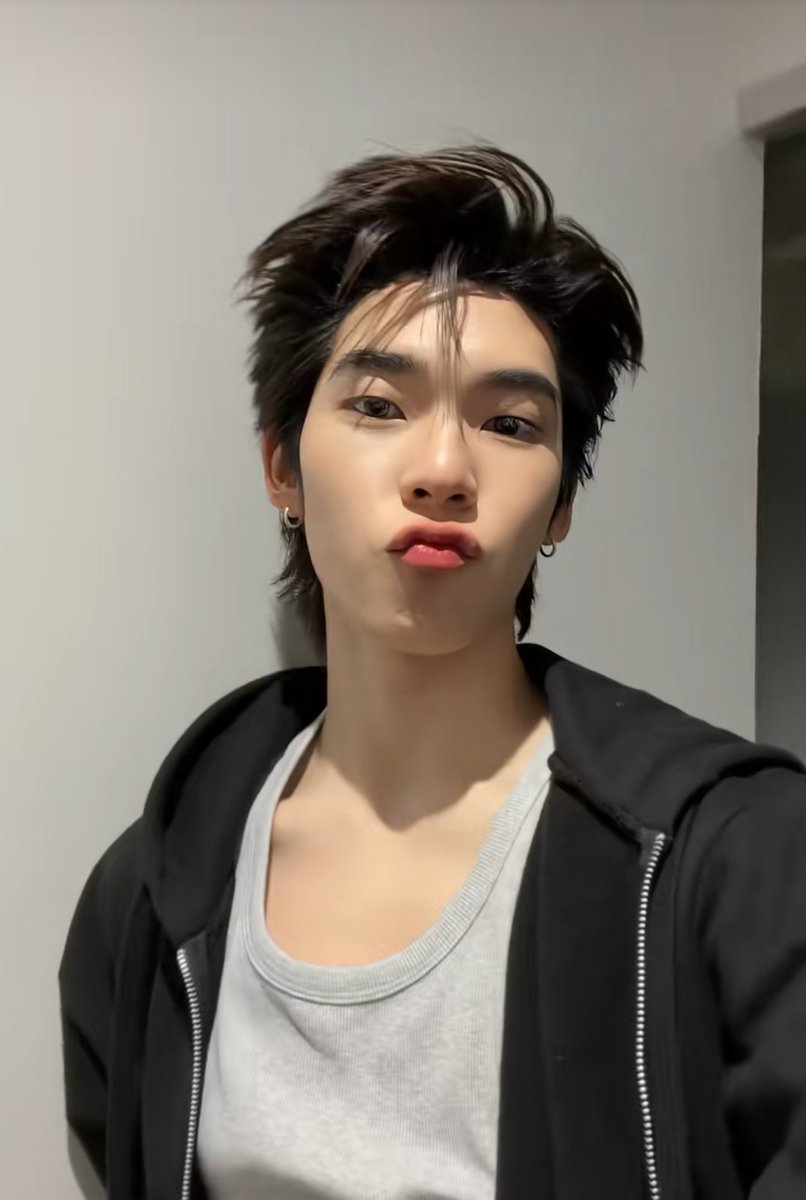 shiekreto's tweet photo. thank god it's not a photocard 🙏 https://t.co/ulwPHtU4vp