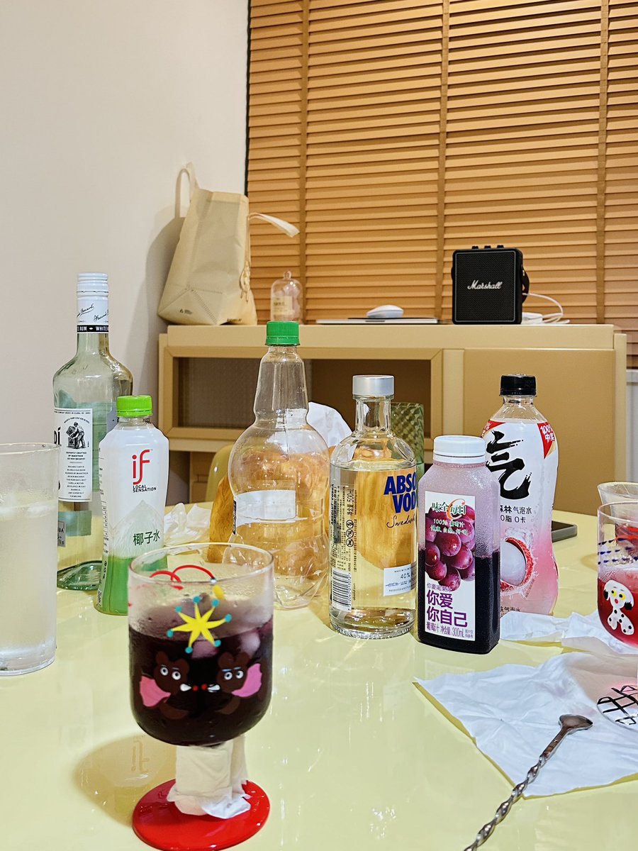 yu77nii's tweet photo. 很会调酒一美女🍸 https://t.co/RX2m51uwpP
