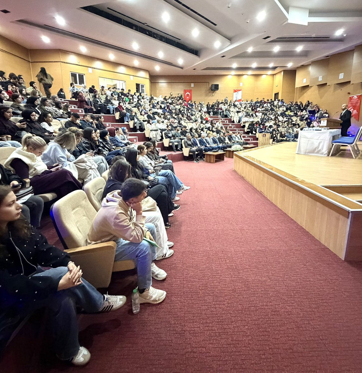 drahmetalkayis's tweet photo. Sosyal Bilimler Enstitüsü olarak bu yıl ilk kez düzenlediğimiz I. Sosyal Bilimler Lisansüstü Öğrenci Kongresi’ni yoğun bir ilgiyle bitirdik. Kongremize  emek veren bütün oturum başkanlarımıza, konuşmacılarımıza ve bizlere eşlik eden öğrencilerimize çok teşekkür ederiz. https://t.co/YM6h3SYCZH