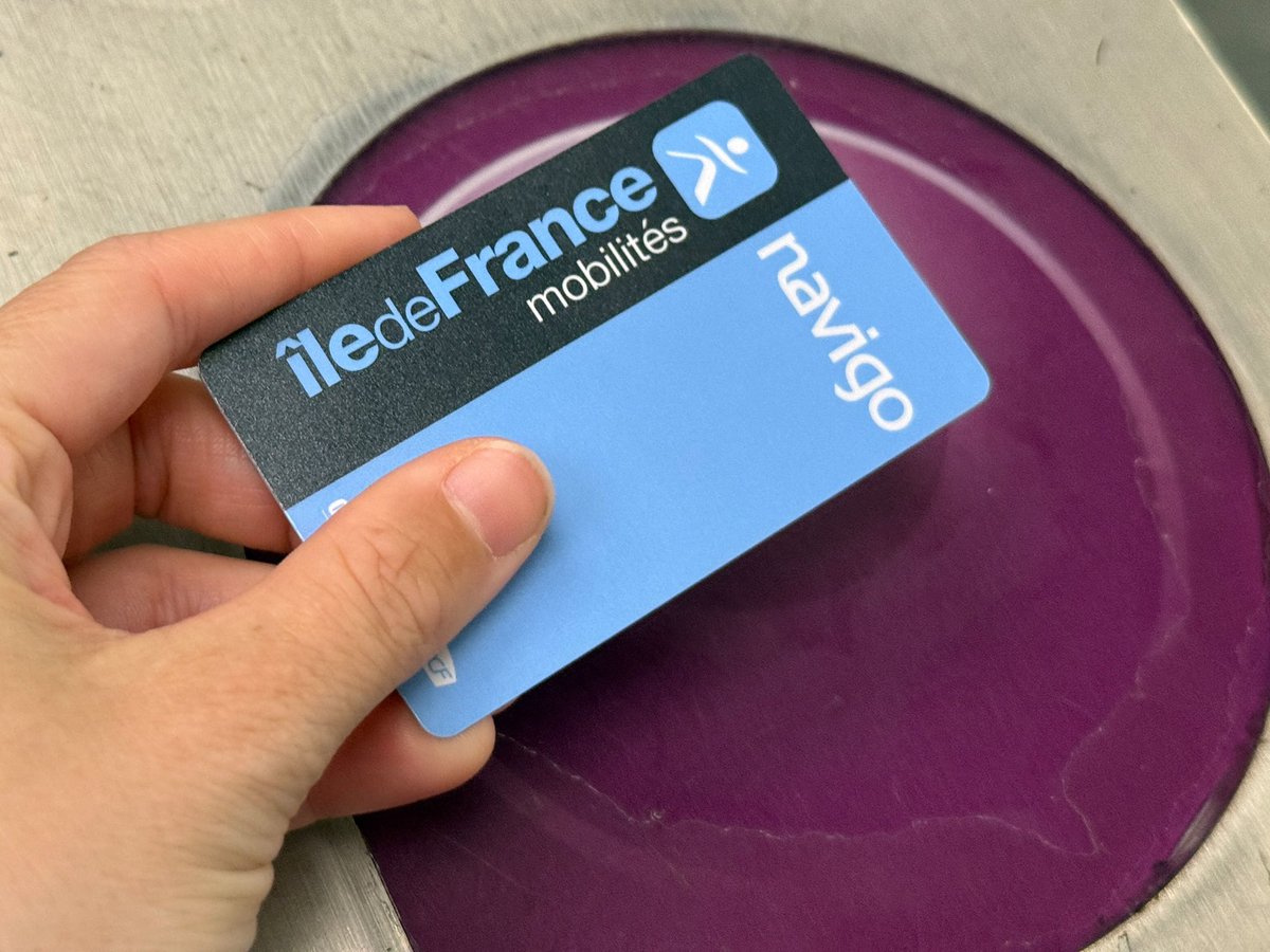 ImpactMediaFR's tweet photo. 🚨🇫🇷🎫 ALERTE INFO !

LE FORFAIT ANNUEL NAVIGO DEVRAIT DÉPASSER LES 1 000 € DÈS 2027 😨

🔹Le pass Navigo passerait de 90,80 € à 93,40 € par mois (+ 2,60 €), tandis que le forfait annuel atteindrait 1 027,80 € (+ 29 €).

🔹Le forfait Imagine R passerait de 401,30 € à 413,70 € par an (+ 12,40 €).

👉 Une fusion des tickets bus-tram (2,05 €) et métro-RER (2,55 €) serait également à l’étude, avec un titre unique à 2,45 €.

(France 3)