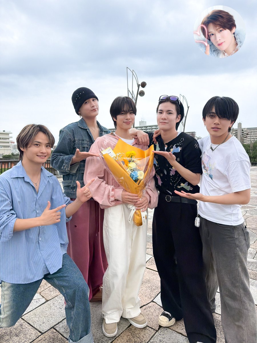 official_DXTEEN's tweet photo. [📸]

『Your Sky ハレのち恋』

#福田歩汰 初W主演✨
クランクアップに駆けつけたメンバーと！
(波留はあいにく別のお仕事で行けませんでしたが、気持ちは5人で駆けつけました！)

🔗https://t.co/Wue4qLEABy

@yourskyhare_mx
#ユアスカ #YourSkyJP
#DXTEEN #DXTN https://t.co/BcA7kfPYm9