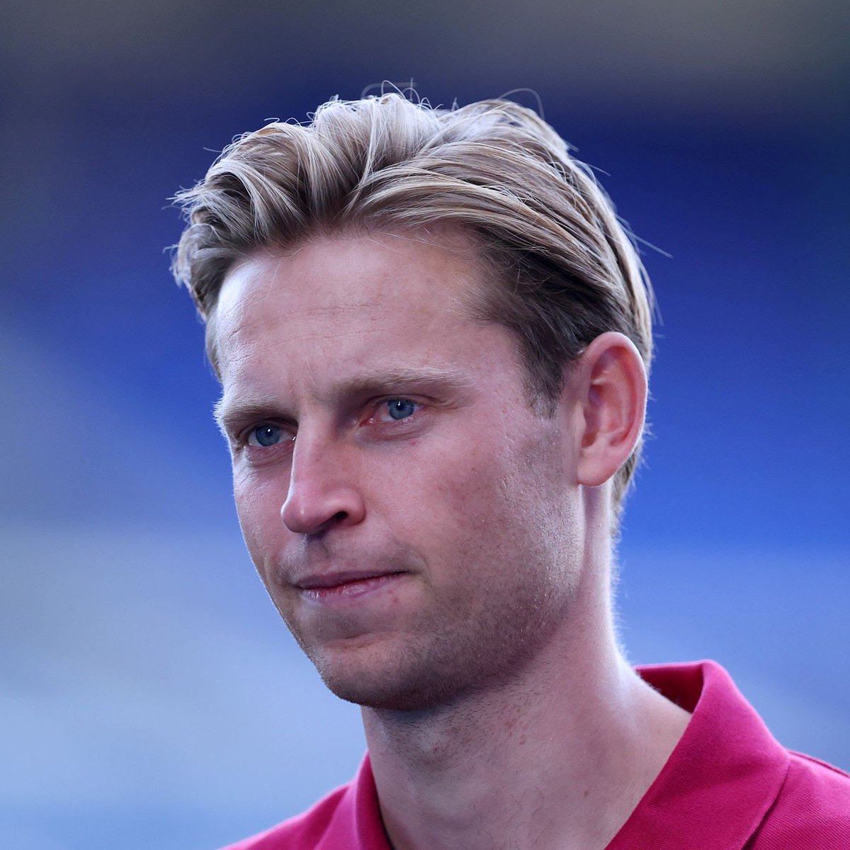 TouchlineX's tweet photo. 🚨 𝗕𝗥𝗘𝗔𝗞𝗜𝗡𝗚: Manchester City SERIOUSLY considered signing Frenkie de Jong from Barcelona this summer!

Manchester City contacted Barcelona, who were OPEN to negotiating a transfer.

However, Manchester City requested medical reports on De Jong's knee injury and ultimately decided NOT to pursue the signing.

— @som3cat