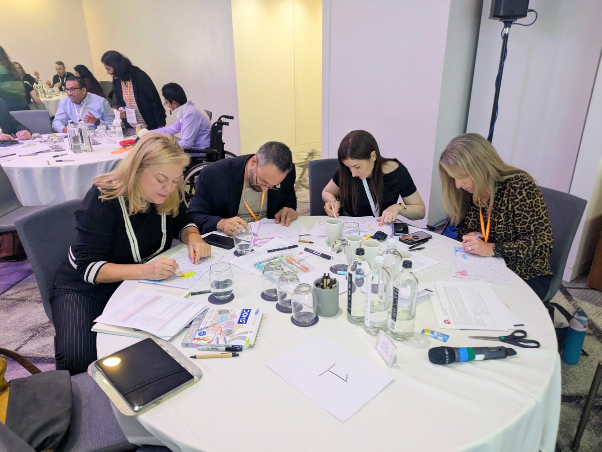 esclerosiseme's tweet photo. 🌍 Esta semana, la Federación Internacional de Esclerosis Múltiple @MSIntFederation reúne en Londres a organizaciones de personas con #EsclerosisMúltiple de todo el mundo en #MSIFLondon2026.

🤝 Un encuentro para compartir conocimientos, impulsar iniciativas y fortalecer el movimiento asociativo internacional. Porque juntas y juntos avanzamos hacia un mundo sin Esclerosis Múltiple. 🧡

Durante estos días estamos:
🔹 Explorando oportunidades emergentes
🔹 Contribuyendo a definir las prioridades de la próxima estrategia global de la MSIF
 🔹 Conociendo las novedades del #DíaMundialEM
 🔹 Compartiendo avances de la investigación 🔬
 🔹 Conociendo el impacto del trabajo de construcción de movimientos de MSIF en India, Colombia y Costa Rica 🌎
 🔹 Descubriendo las investigaciones de la International Progressive MS Alliance 
 🔹 Compartiendo iniciativas inspiradoras para mejorar el bienestar y la calidad de vida de las personas afectadas por EM en todo el mundo💙

🗓️Hoy se celebra la Asamblea General Anual, un espacio para seguir construyendo, juntas y juntos, el futuro del movimiento internacional de la Esclerosis Múltiple. 🌍🤝

👥 En representación de Esclerosis Múltiple España, participan Ana Torredemer @anikuni59, vicepresidenta de EME y de la MSIF, y Beatriz Martínez de la Cruz @Beatriz16978665, directora de EME.

#MSIFLondon2026 #MultipleSclerosis #EsclerosisMúltiple #MSIF #WorldMSDay #MovimientoAsociativo