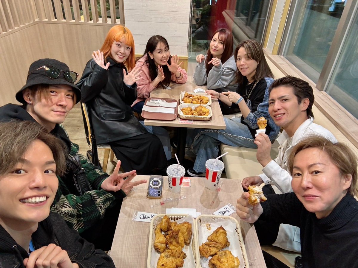 yoshi_urano's tweet photo. ケンタッキー🍗笑

みんなでワイワイ食べると美味しいな😋
明日からまた頑張るぞ💪💪 https://t.co/GhKdzf9CHf
