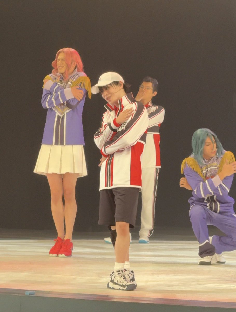 mapicha_rin's tweet photo. ハグの仕方癖強四天王 https://t.co/SsQtEfkSP1