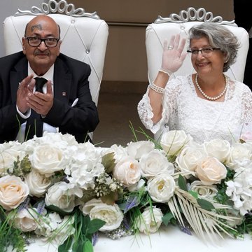 KulisTivi's tweet photo. İstanbul'da aynı huzurevinde yaşayan Fatma ve Haluk Yüksel'in arkadaşlığı evlilikle bitti.

— İkili sosyal medyadan birbirini arkadaş ekleyip sohbet etmeye başlamalarının ardından birlikte çay içmeye karar verdi.

— Belli bir süre geçtikten sonra nişanlandılar, iki ay sonra da evlenmeye karar verdiler.

— Geçmişte modaevinde çalışan gelin, gelinliğini bizzat kendisi tasarlayıp dikti. Düğün hazırlığında saç ve makyajını kızı yaparken, torunu da yanlarında yer aldı.

— Huzurevinde düzenlenen törenle nikah masasına oturdular.