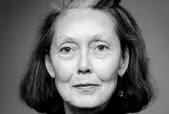 knbaraldi's tweet photo. Anne Carson: "Mi actitud es que, por muy dura que sea la vida, lo que importa es hacer algo interesante con ella. Y esto tiene mucho que ver con el mundo físico, con mirar las cosas, la nieve y la luz y el olor de la puerta y todo aquello que constituye a cada instante tu existencia fenoménica. Qué gran consuelo... saber que estas cosas persisten en su ser y que puedes pensar sobre ellas y hacer algo con ellas en la página".

'Hombres en sus horas libres'
Traducción: Jordi Doce