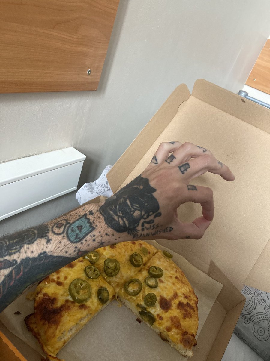 Ash_Ketchap92's tweet photo. już? kto miał się zesrać to zrobił? wiadomo mrożonka, ale jako fan sera i dżalapino” kto wie do czego nawiązanie" jest to kurwa dobra picka. Jako trener pokemonów zjadłbym ponownie w podróży po kolejną odznake. @ksiazulo #książulo #pizza #chłopakizbaraków https://t.co/bGAzNb6PMf