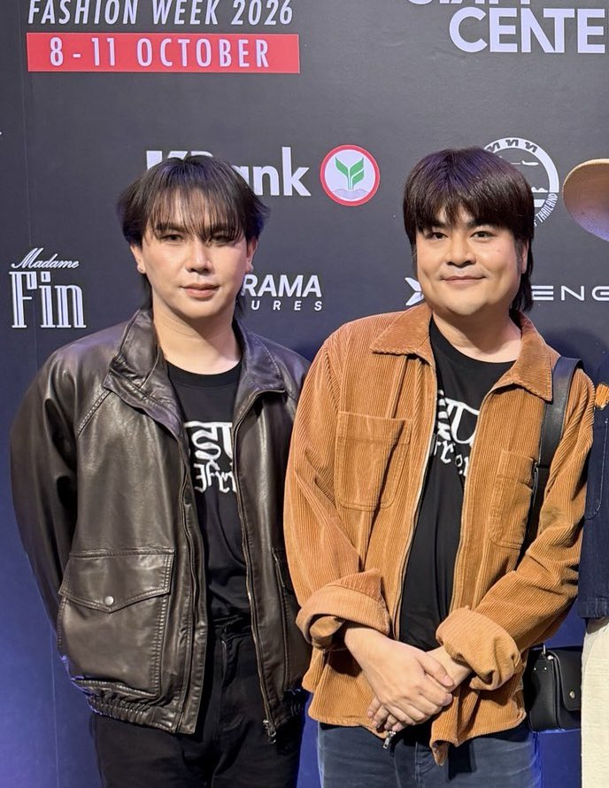 Kristp0818's tweet photo. กุเดรสสสสส ออฟกล้า Official? โทมัสก้องทำดีๆ ห้องดำใกล้ฉัน555555555555555

🍓 ออฟกล้าด้วยใช่มั้ยคับ
นข ห้ะ
🦊🍓 มีพี่ออฟกับพี่กล้ามารึป่าว มาดูด้วย
🍓 ใช่มั้ย
นข พี่ก็ไม่รู้
🍓 ถ้าใช่นี่ คือกำลังสงสัยว่าแบบ เห้ย เค้าประกาศแบบ Official รึป่าวเนี่ยว่าแบบอุ้ย
🦊 อุ้ยอย่าไปพูดสิ~
นข Officialแล้วหรอ
🦊 เดียวมันจะสปอยนะ

แล้วน้องก้องชีหัวเรือออฟกล้าจริงๆ 

TMK BIFW26 SIAM PARAGON
#SiamParagonBIFW2026xThomasKong  
#ThomasKong #tthomastc #kongjiro