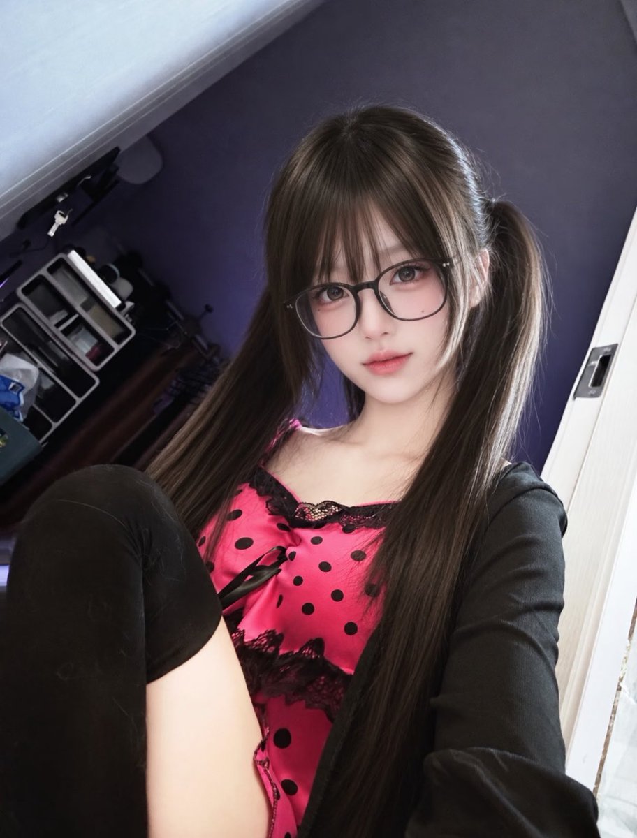 angela63xe5's tweet photo. 放假继续发福！！！ 快乐不能停~ 

我真的不要🚪啊  

真的给看 ，有人要来锐评女大的福嘛？  

我福一点都不黑，我是女菩萨 https://t.co/pmOacJA6Tn