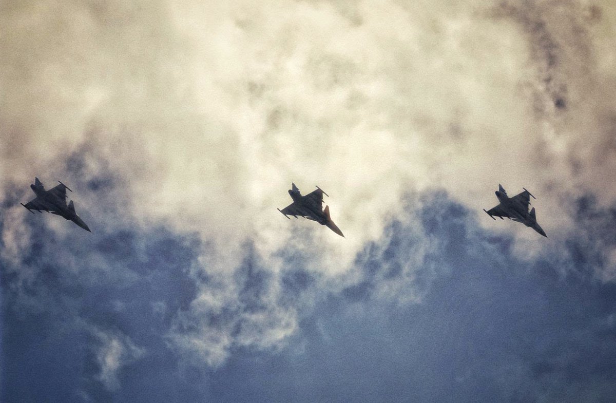 EVostox's tweet photo. [English] 08/10/2026

"𝐐𝐮𝐞𝐞𝐧'𝐬 𝐆𝐫𝐢𝐟𝐟𝐢𝐧"

October 8, 2026. Queen Suthida of Thailand succefully completing her solo flight with Royal Thai Air Force JAS 39C Grippen (Griffin) MRCA at 701st Fighter Sqn, Wing 7 in Surat Thani.

(📸Bureau of the Royal Household)
[1/3] https://t.co/NmhREC2tfr