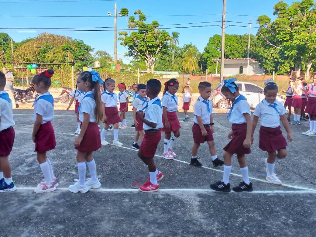 lu47652's tweet photo. #EducaciónMayabeque #Jaruco
Acto municipal de ingreso de los estudiantes de primer grado a la OPJM. Muchas felicidades!!! https://t.co/4uM9lwOBDx