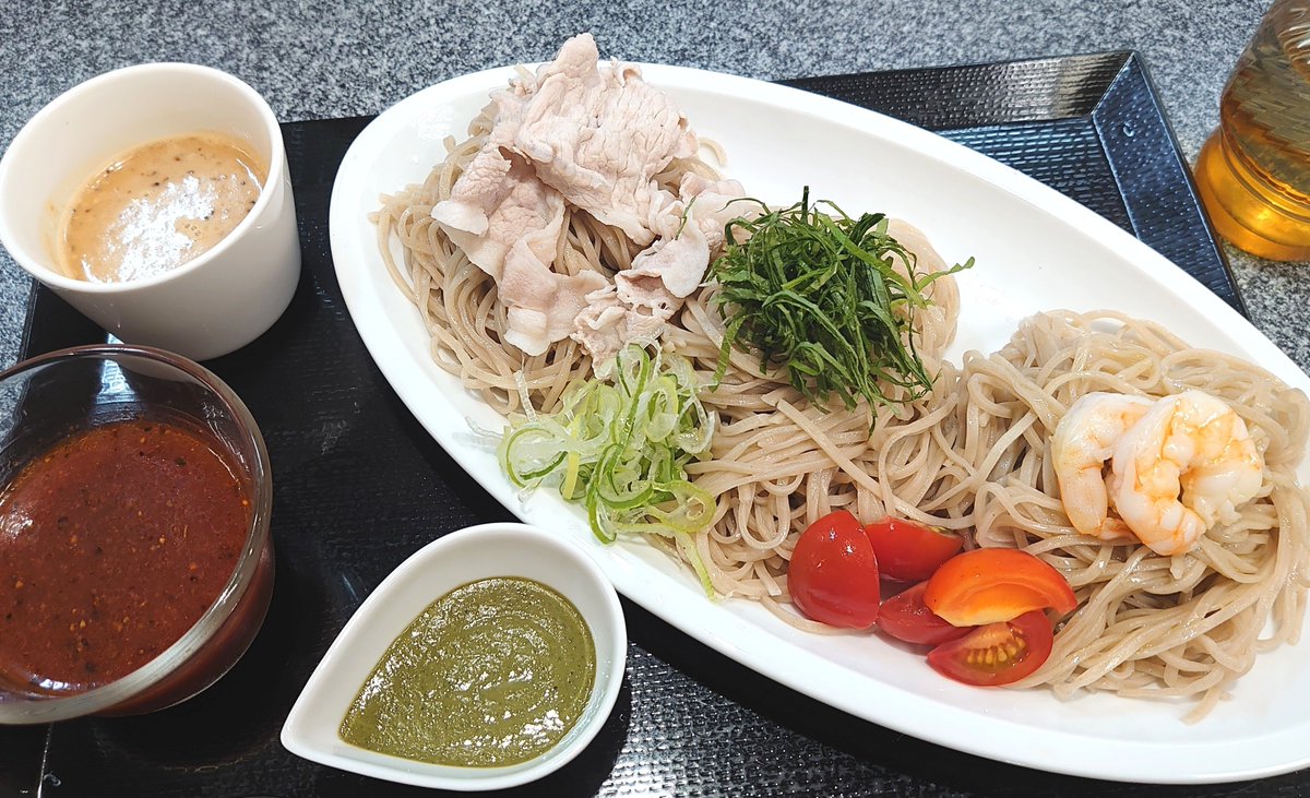macki79's tweet photo. ようやく再び食べられた３色そばhttps://t.co/OGl4ha5cYl
高いのにしょぼいお弁当(味は良い)
モスの３倍チーズバーガー https://t.co/f6TRCVkMr6