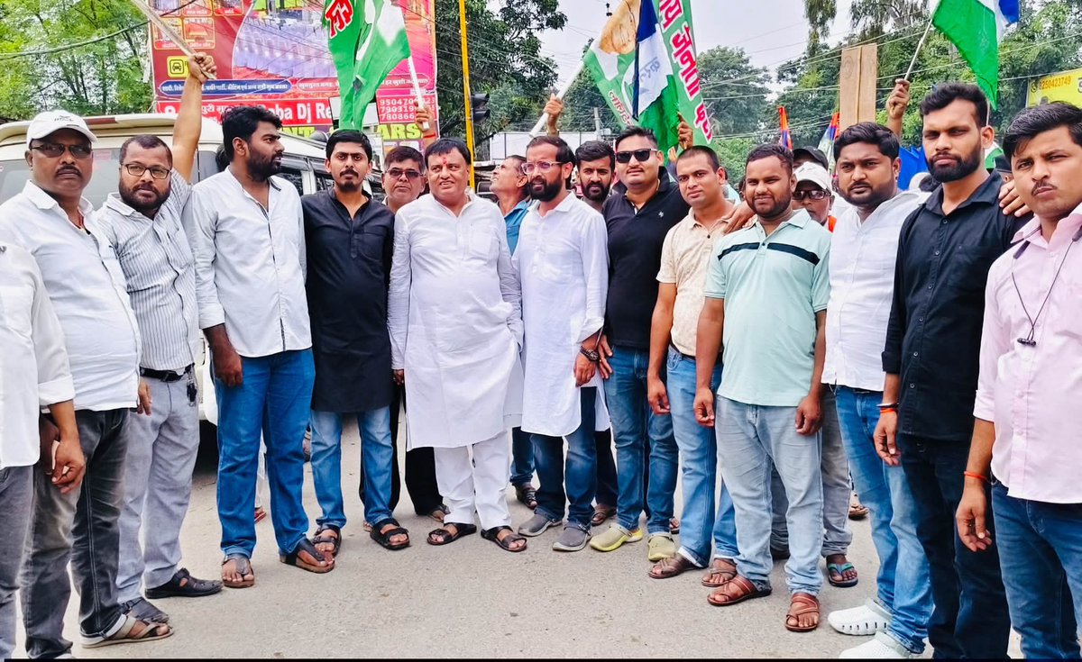has_him6's tweet photo. इंडिया गठबंधन के राज्यव्यापी आह्वान पर आज सहरसा में वोट चोर ज्ञानेश गद्दी छोड़ अमित शाह इस्तीफा दो नरेन्द मोदी हाय हाय ज्ञानेश तुम्हे जाना होगा संविधान विरोधी सरकार के खिलाफ महागठबंधन का विरोध प्रदर्शन एवं तीनों का पुतला दहन किया गया जिसमें सभी कांग्रेस कार्यकर्ता मौजूद रहे ! https://t.co/ugtz46tYFZ