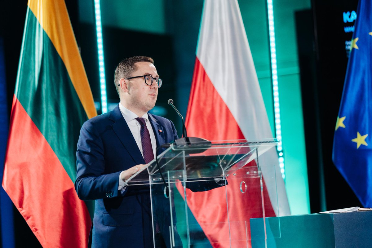 ME_GOV_PL's tweet photo. Minister Energii @motykamilosz w Wilnie: 💬 Harmony Link jest czymś więcej niż kolejną linią elektroenergetyczną. Projekt ten opiera się na historycznym sukcesie synchronizacji i otwiera kolejny rozdział naszego wspólnego bezpieczeństwa energetycznego. https://t.co/DaeDS6LqGs
