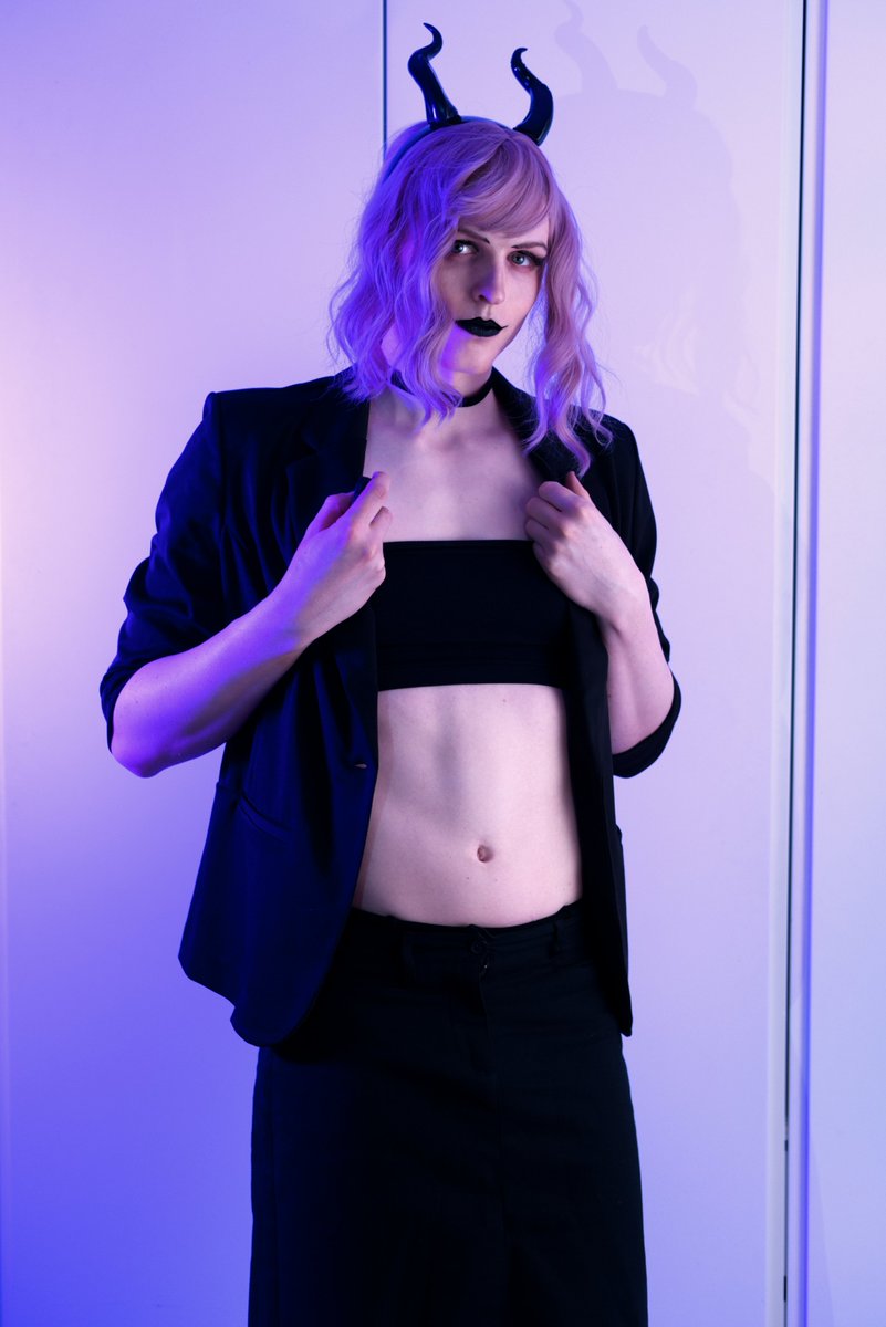 CountessKrista's tweet photo. Wearing some business not-so-casual. https://t.co/jUiBjJF6fn