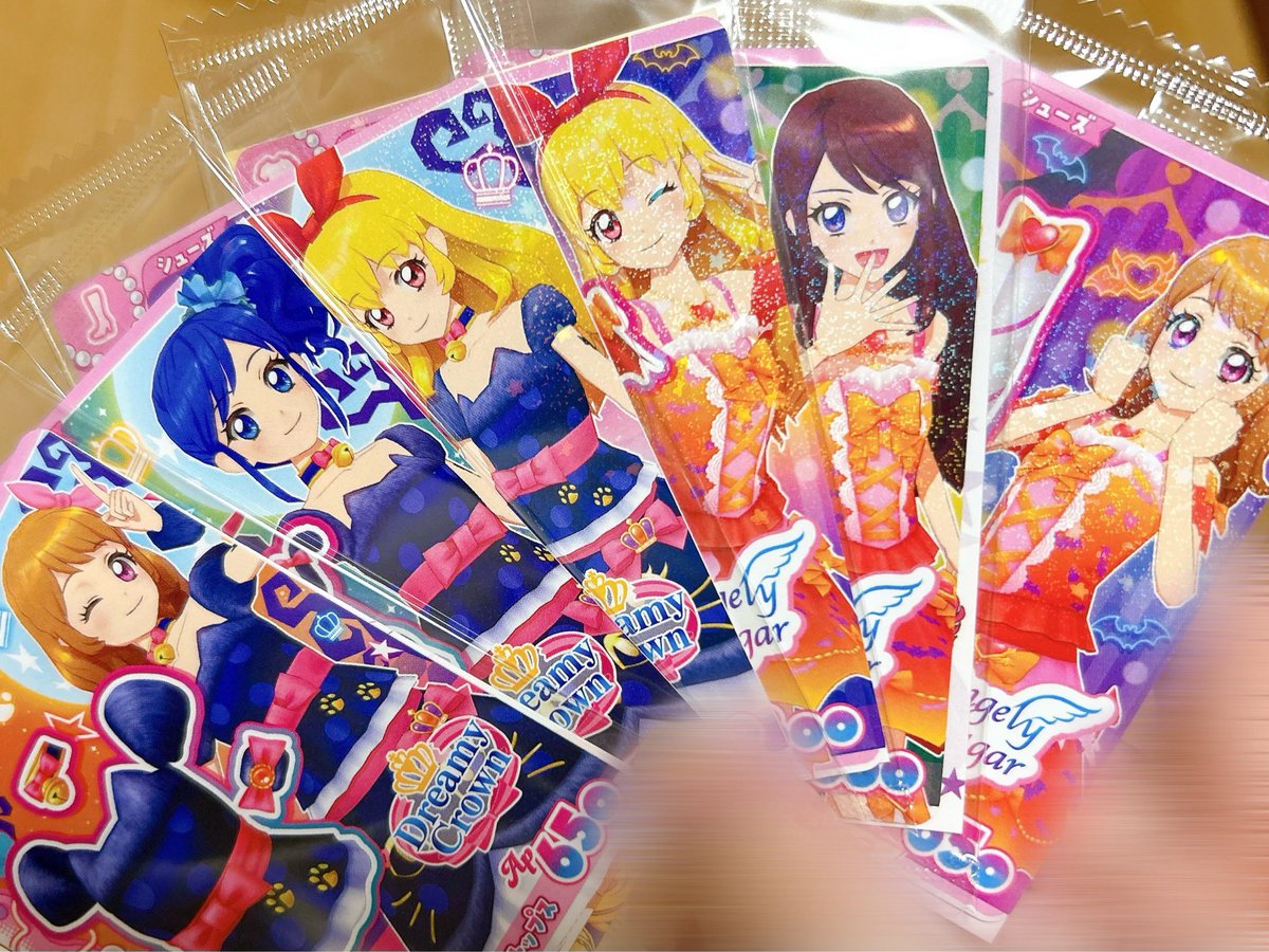 m___aikatsu's tweet photo. セブンは昼休憩のときに無事ゲット🫶🏻
懐かしいドレスたちかわいいなぁ https://t.co/7SFbtkcX8M