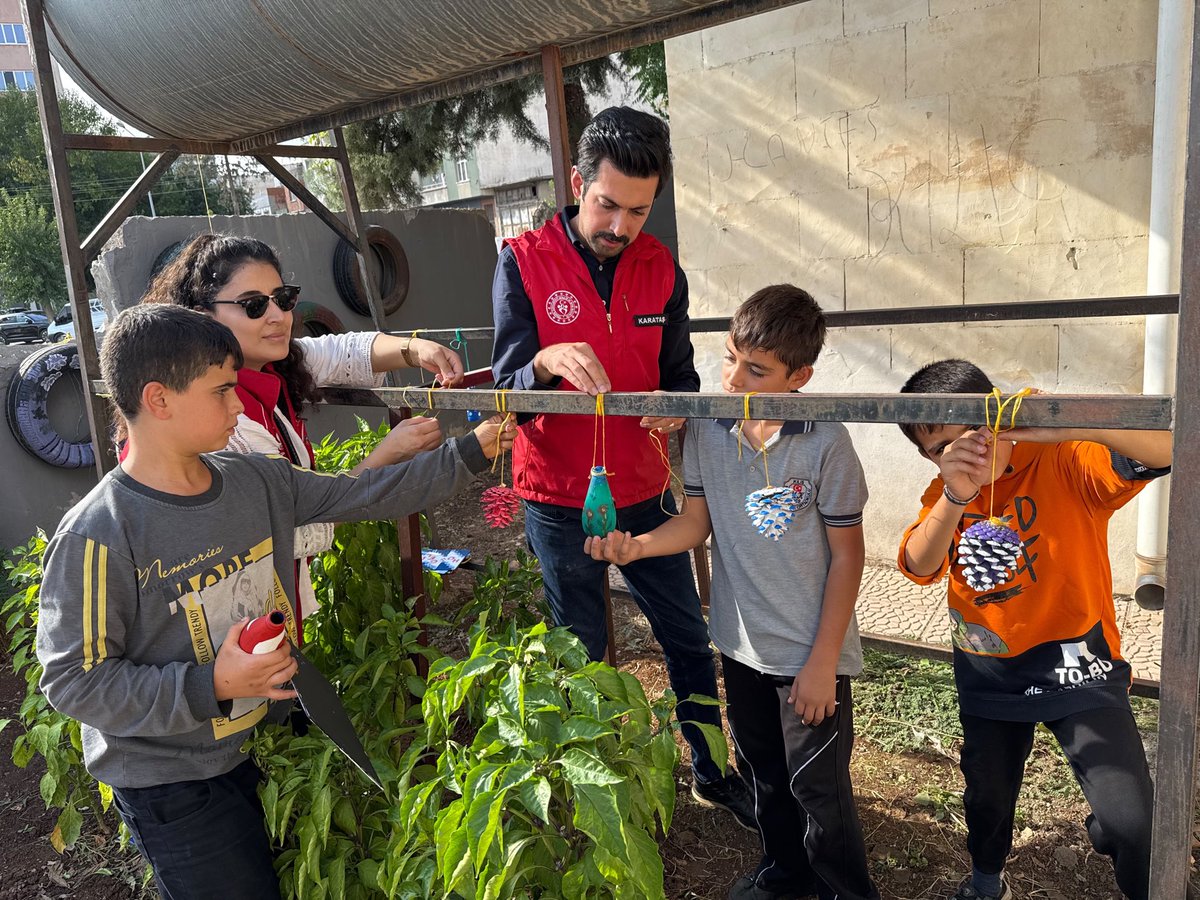 GSB_KilisGM's tweet photo. 🌿 Gençlerimizle birlikte hobi bahçemize renk kattık!
Şehit Sakıp Mahallesi Genç Ofisimizde kendi ellerimizle hazırladığımız dönüşüm ürünlerini bahçemizin farklı noktalarında değerlendirerek geri dönüşüme katkı sağladık ♻️
#GSBGM
@gencliksporbak @gsbgenclik @oa_bak https://t.co/1GMkZI3neR