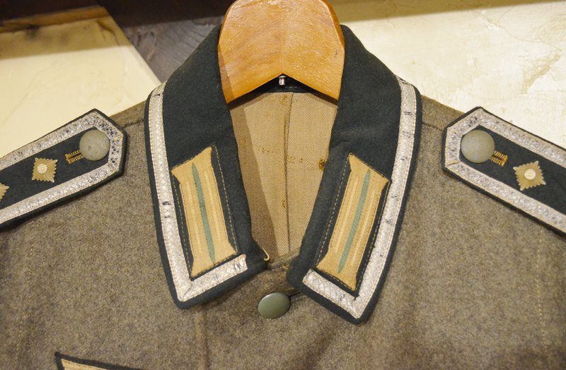 STEINER1941's tweet photo. 改造か修理か
野戦服で傷みやすいのは袖口と襟。襟は交換用の襟も用意されていた。
修理の際に「留意されるのはサイズ」のみで、交換襟の在庫状況によっては「意図せずにグリーンカラーになる」事もあったし、その逆もあった訳で、フィールドグレーの襟に付け替えられた物は、何故か着目されない。 https://t.co/SOy9JGyLJ8