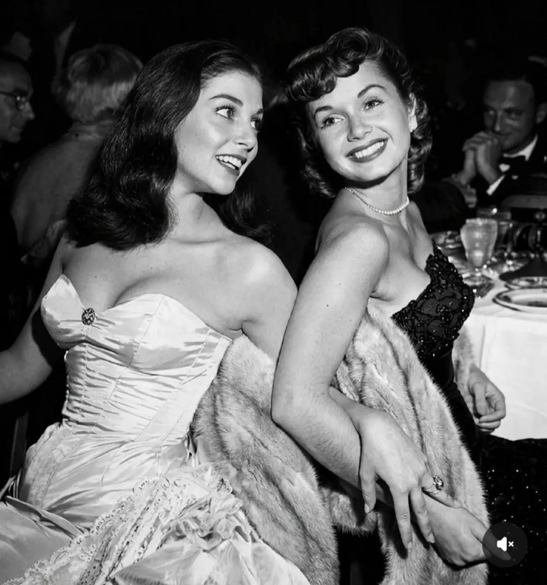 Lompac2026's tweet photo. Pier Angeli & Debbie Reynolds are photographed here by Earl Leaf, while attending a performance of Eddie Fisher's at the Coconut Grove in Los Angeles (June 17, 1954)
#PierAngeli #DebbieReynolds #EarlLeaf #Hollywood #CoconutGrove #Actresses #OldHollywoodGlamour https://t.co/vd8FFxEkQr