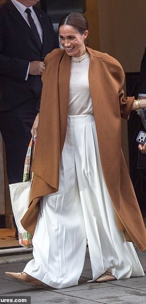 hilltopjennifer's tweet photo. OMG 😳 I didn’t think it was possible to see Meghan Markle wearing something worse than anything she’s ever worn before.. yet here we are! 😬 
Still grinning maniacally for the camera, while looking absolutely ghastly.
What on earth was she thinking?? https://t.co/mjzh6MpL3E