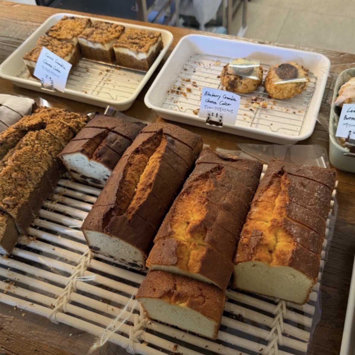 dangjungdo1122's tweet photo. 의정부 파운드 케이크 맛집

의정부에 있는 작은 베이크샵인데
파운드케이크 맛집이에요!
파운드케이크 아주 묵직하고 쿠키도 팔아서 커피 한잔이랑 먹으니 아주 좋더라구요!

의정부 간다면 또 갈 카페!

📍다이닝코드 https://t.co/fp4jkbBb1E