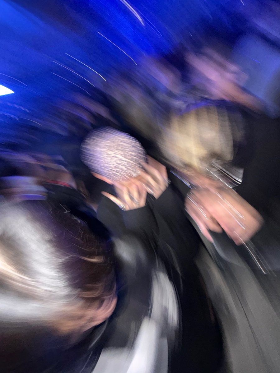 parkbeaus's tweet photo. jihoon sent a message 💌

🐶 i couldn’t miss out
🐶 THE WEEKND
🐶 XO
🐶 i wonder if there was anyone there who had as much fun as i did?
🐶 there were moments when my head went blank from shock though.
🐶 my cold actually went away for a bit
🐶 i probably sang more than Weeknd hyung, didn’t i?
🐶 because i sang along to everything from start to finish
🐶 he was seriously SO good at singing honestly
🐶 the best!

22:31 kst ⋆ 261008