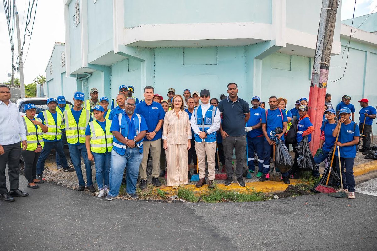 PanoramaTV_'s tweet photo. 🧹🏙️ La Alcaldía del Distrito Nacional inició en el ensanche La Fe una serie de operativos de limpieza profunda de cara a la temporada navideña.

Las jornadas incluyen barrido, cuneteo, pintura de contenes, recolección de desechos y retiro de escombros https://t.co/4N2CEnIwtx