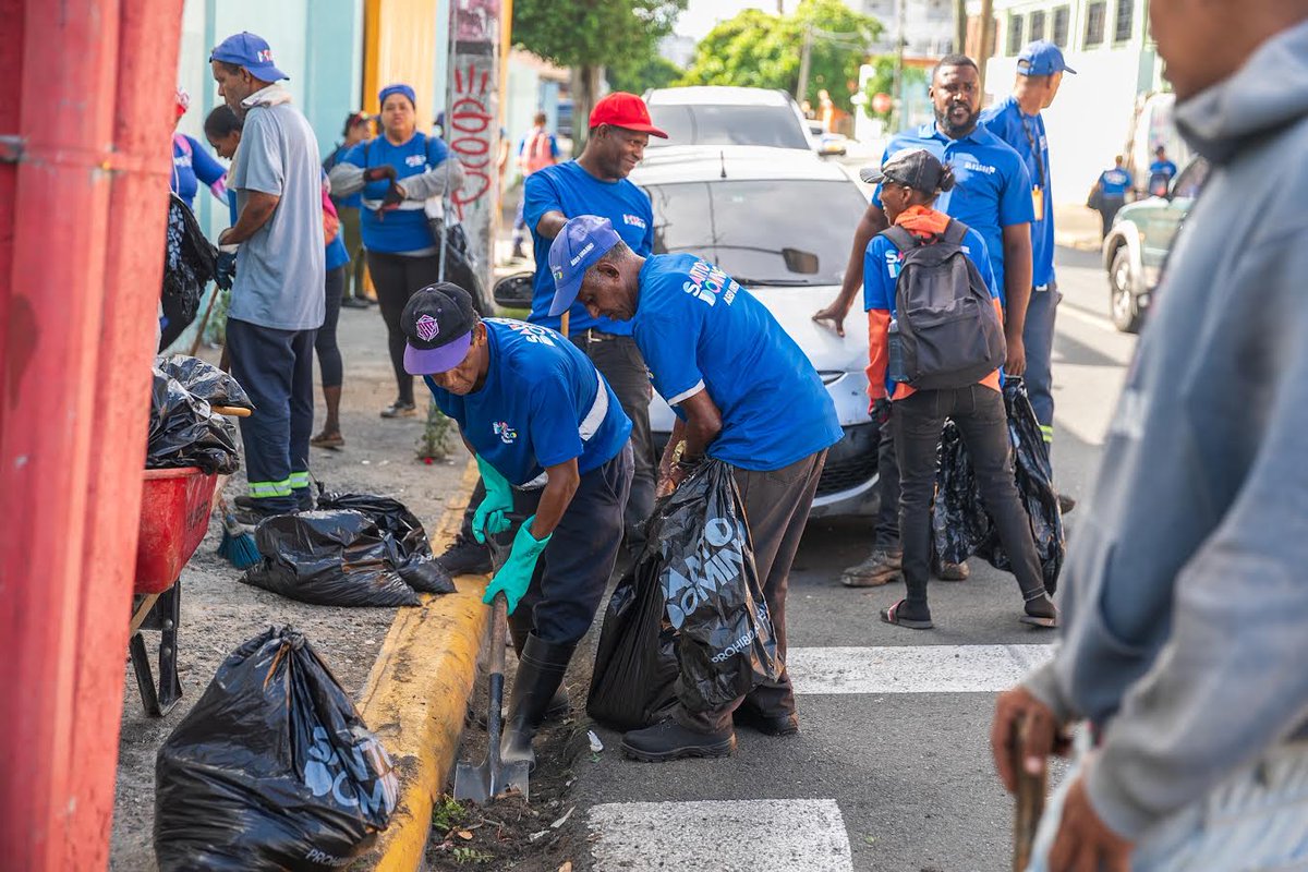 PanoramaTV_'s tweet photo. 🧹🏙️ La Alcaldía del Distrito Nacional inició en el ensanche La Fe una serie de operativos de limpieza profunda de cara a la temporada navideña.

Las jornadas incluyen barrido, cuneteo, pintura de contenes, recolección de desechos y retiro de escombros https://t.co/4N2CEnIwtx