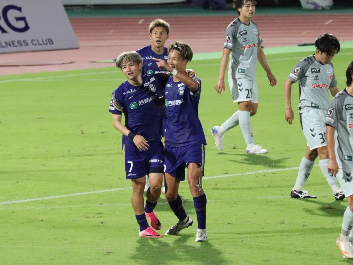 miyuki6202018's tweet photo. 【2026.10.4 鹿児島vs福島】
ワタルくん、白波初ゴール本当に嬉しかったんだろうな。
ありりょーに抱きつく時も、リザーブのみんなのところに向かう時も、最高の笑顔！
ありりょーもいい笑顔だね。
#ゆなぱちり2627 https://t.co/gVx0bSCT8O