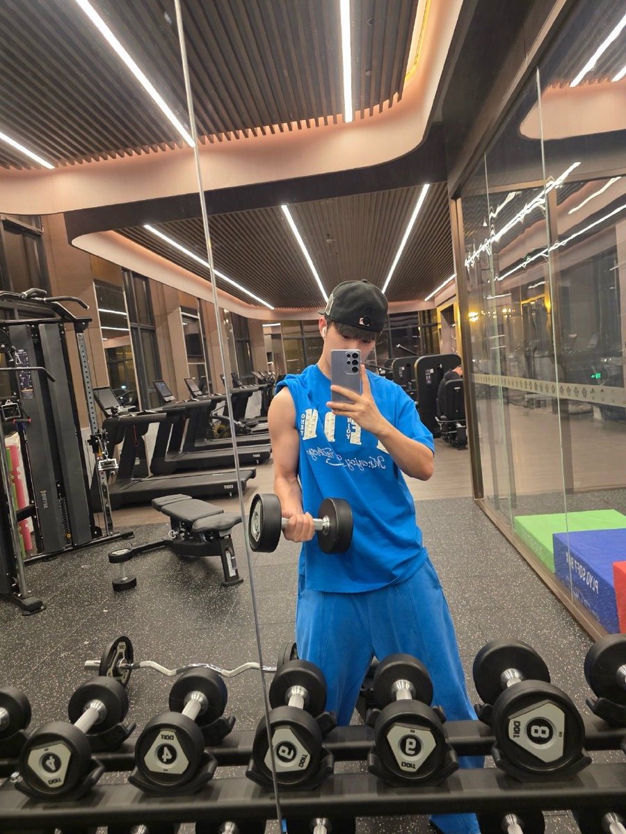 KennedyFremseu's tweet photo. Hoy en el gimnasio, después de correr, noté el sudor en mi frente y el reflejo del uniforme en el espejo, me siento lleno de energía! https://t.co/w1WwugxiCg