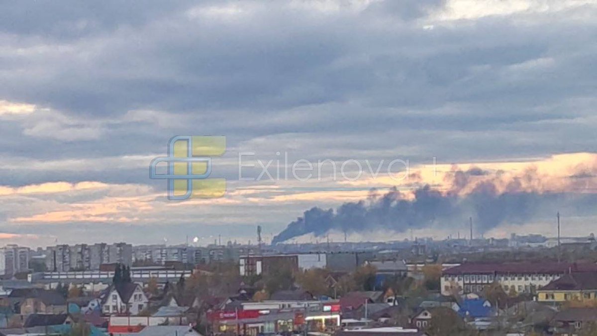 JayinKyiv's tweet photo. And thar she blows, the LARGEST refinery in Russia, at a distance of 2300km from Ukraine, with capacity of 440,000 barrels/day, burning after the long hand of Ukrainian justice descended upon the filth and squalor of Putin's savage hellscape.

Omsk! https://t.co/STqwlWV1Ot