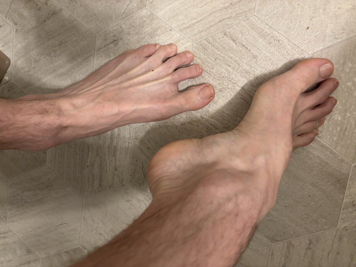 ThirteenSoles's tweet photo. Bright and early, follow my link in bio to see more. 

#feet #arch #funwithfeet #hubby #size13 https://t.co/zBAt6QADtP
