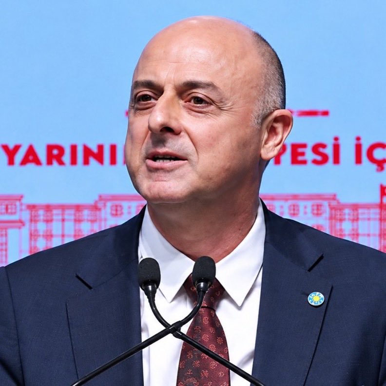 ibrahimkaragul's tweet photo. Birileri;
Yeni Parti milletvekili Ümit Özlale’yi fena oynatıyor.

Yanlış bilgiler vererek sokaklara sürüyor.

Adam bunu kavrayabilecek durumda bile değil!

Düştüğü durumu anlayabilecek durumda değil.

Ümit Özlale,
Murat Ağırel,
İsmail Saymaz…

“İddia”lar üzerinden adeta terör estiriyor.
Ama o iddiaların altında kalabilirler...