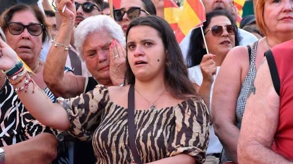 Doct_Tricornio's tweet photo. 🔴 La de la izquierda se llama Maricarmen, ha vivido como una reina gracias a Franco y le han puesto su nombre a un decreto 

🔴 Las de la derecha son ceutíes, les ha tocado vivir un infierno gracias al PSOE y quieren que caigan en el olvido 

🔴 Pero la primera es una “víctima” y las segundas “unas fachas” 

¿Esto es lo que llaman “democracia”?

ESTO ES UNA MIERDA