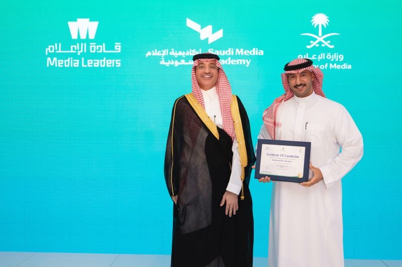 IC_community2's tweet photo. نبارك لعضو مجتمع التواصل المؤسسي الفخري، الأستاذ وليد بن حزيم، اختتام مشاركته في برنامج «مسار قادة الإعلام»، وتكريمه من معالي نائب وزير الإعلام الدكتور عبدالله المغلوث.

متمنين له دوام التوفيق والنجاح، ومزيدًا من الإنجازات في مسيرته المهنية. 🇸🇦

#مجتمع_التواصل_المؤسسي https://t.co/dyxJL71TCB